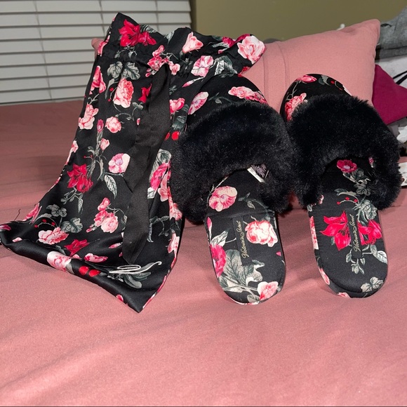 Victoria's Secret Shoes - 💸💸Victoria Secrets Slippers w/ dust bag.